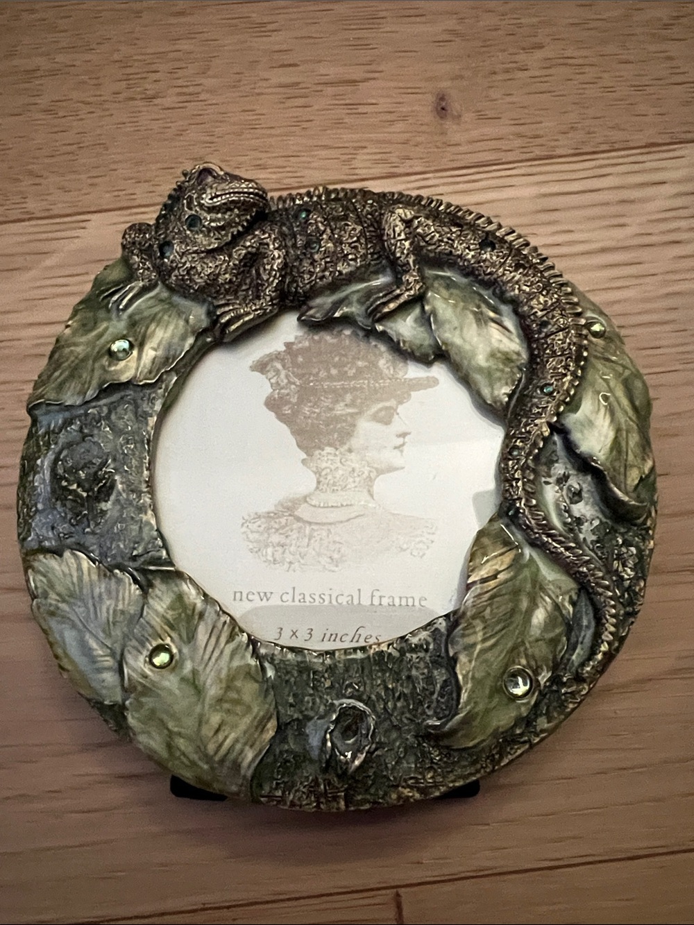 Unique Lizard & Leaf Round Picture Frame - Green